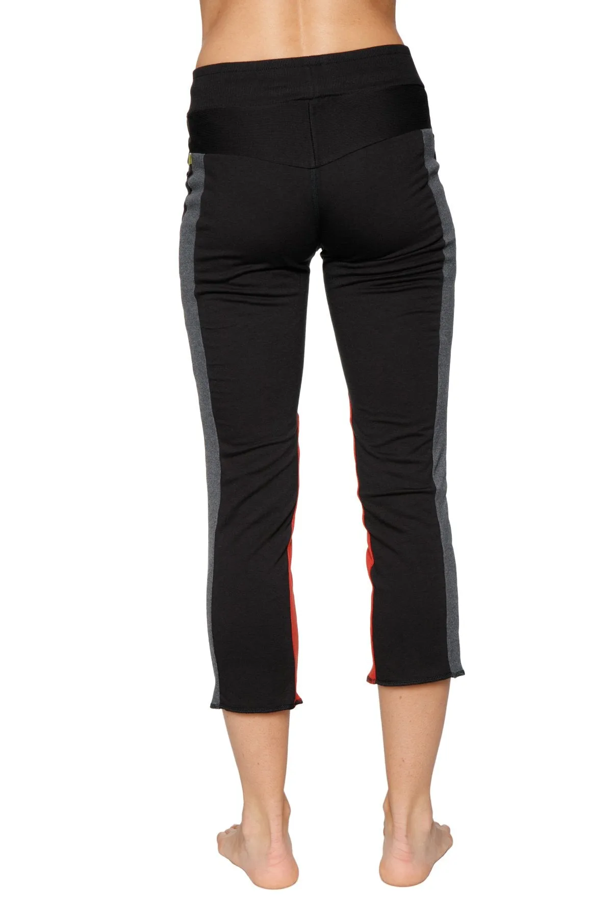 Women's 4/5 Length Zipper Pocket Capri Yoga Pant (Black w/Charcoal & Red)