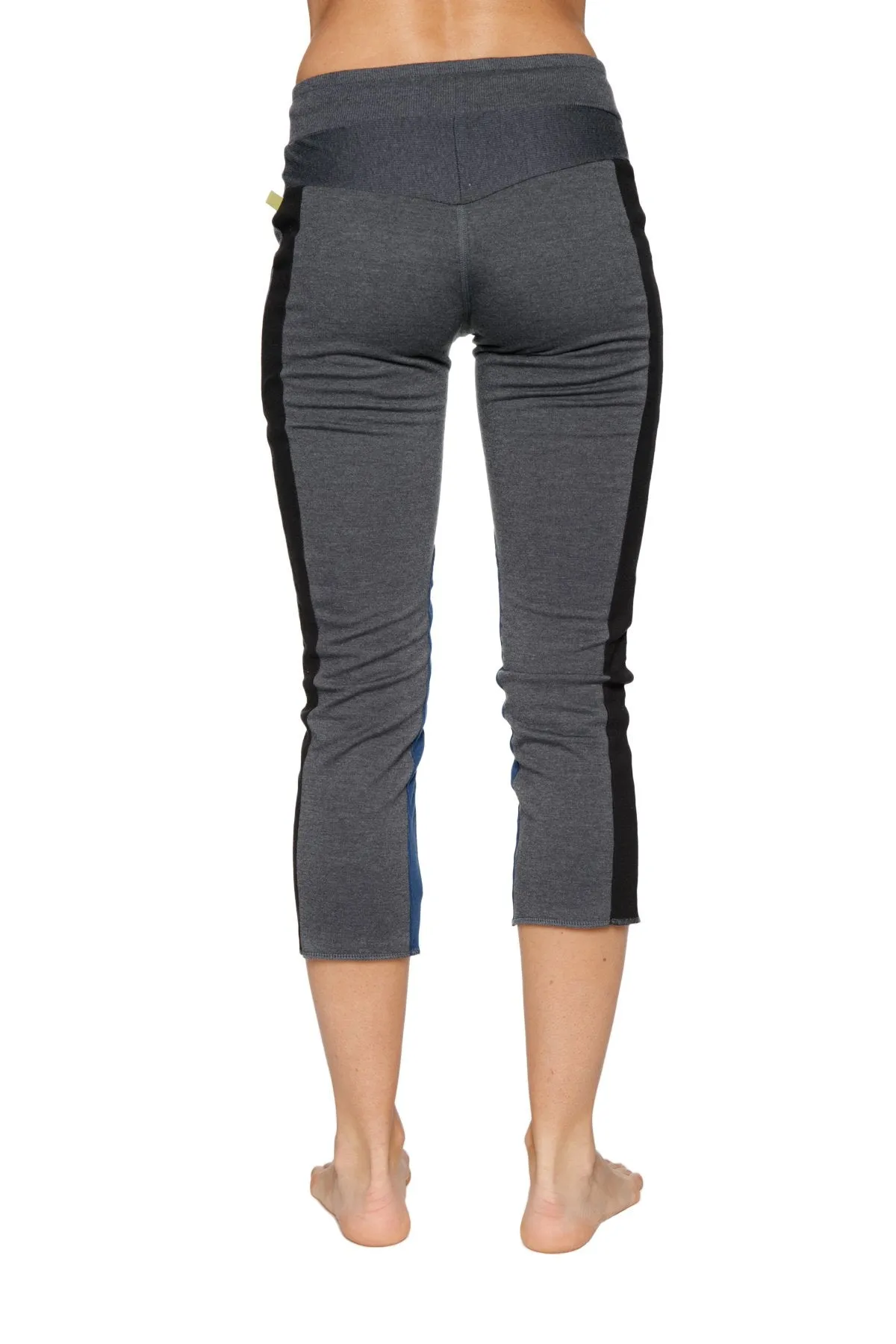 Women's 4/5 Length Zipper Pocket Capri Yoga Pant (Charcoal w/Black & Blue)